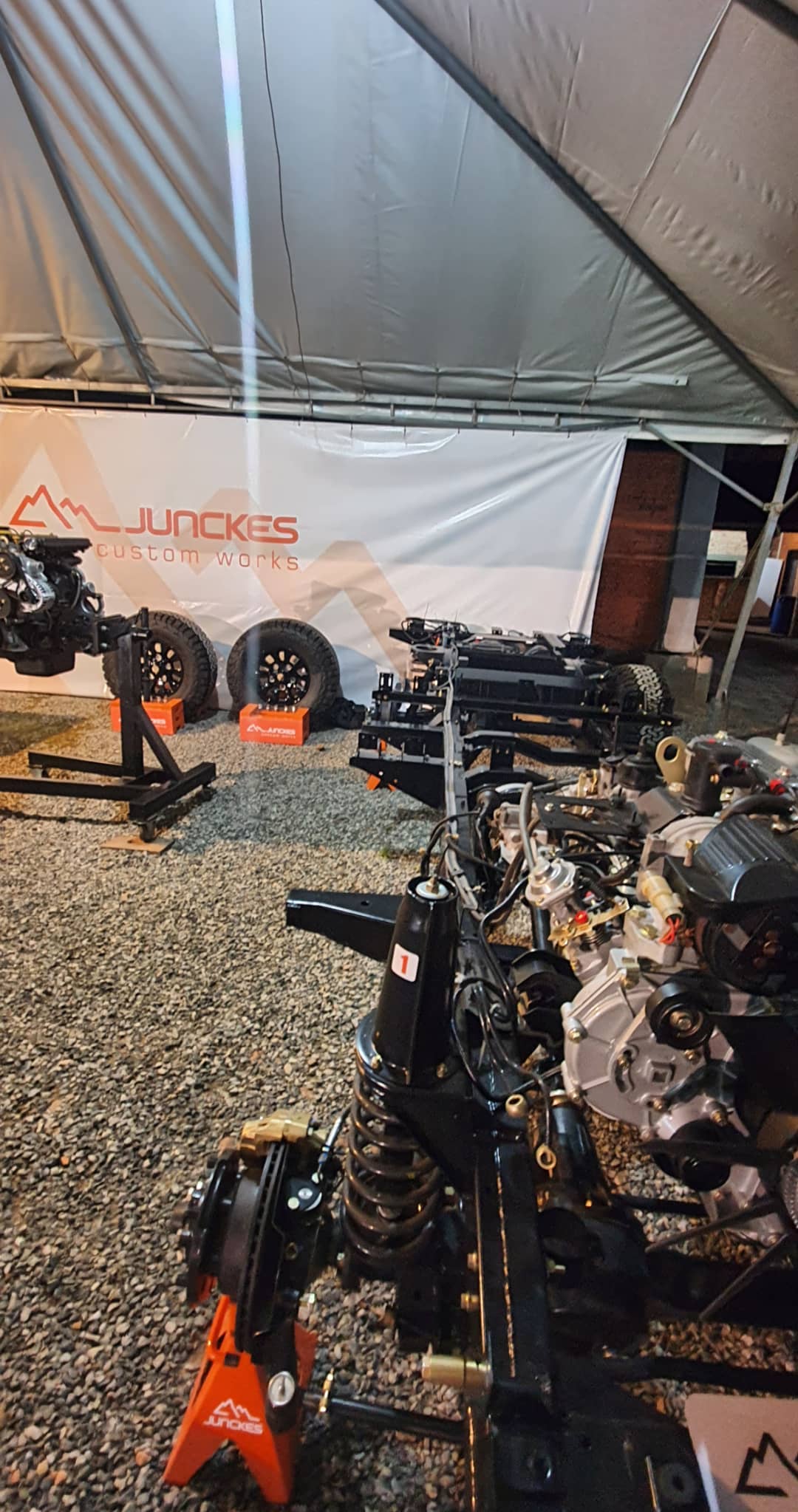 Conjunto mecânico e chassi da Defender durante a restauração na Junckes Custom Works